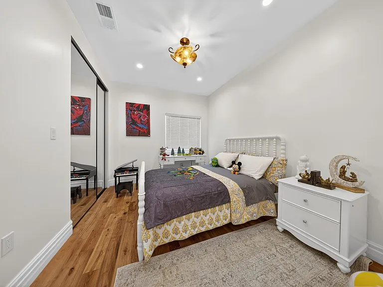 327 Vine St — Photo 23
