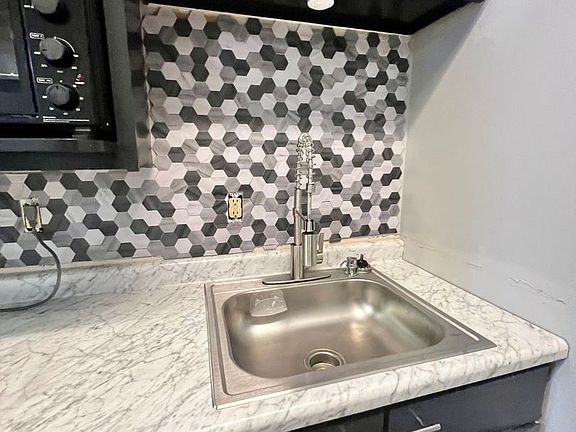 5th image of 1232 Maumee Ave #2