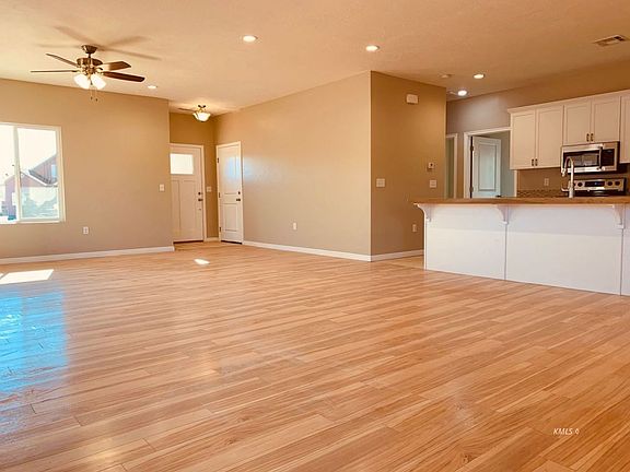 2nd image of 811 E Cedar Cir