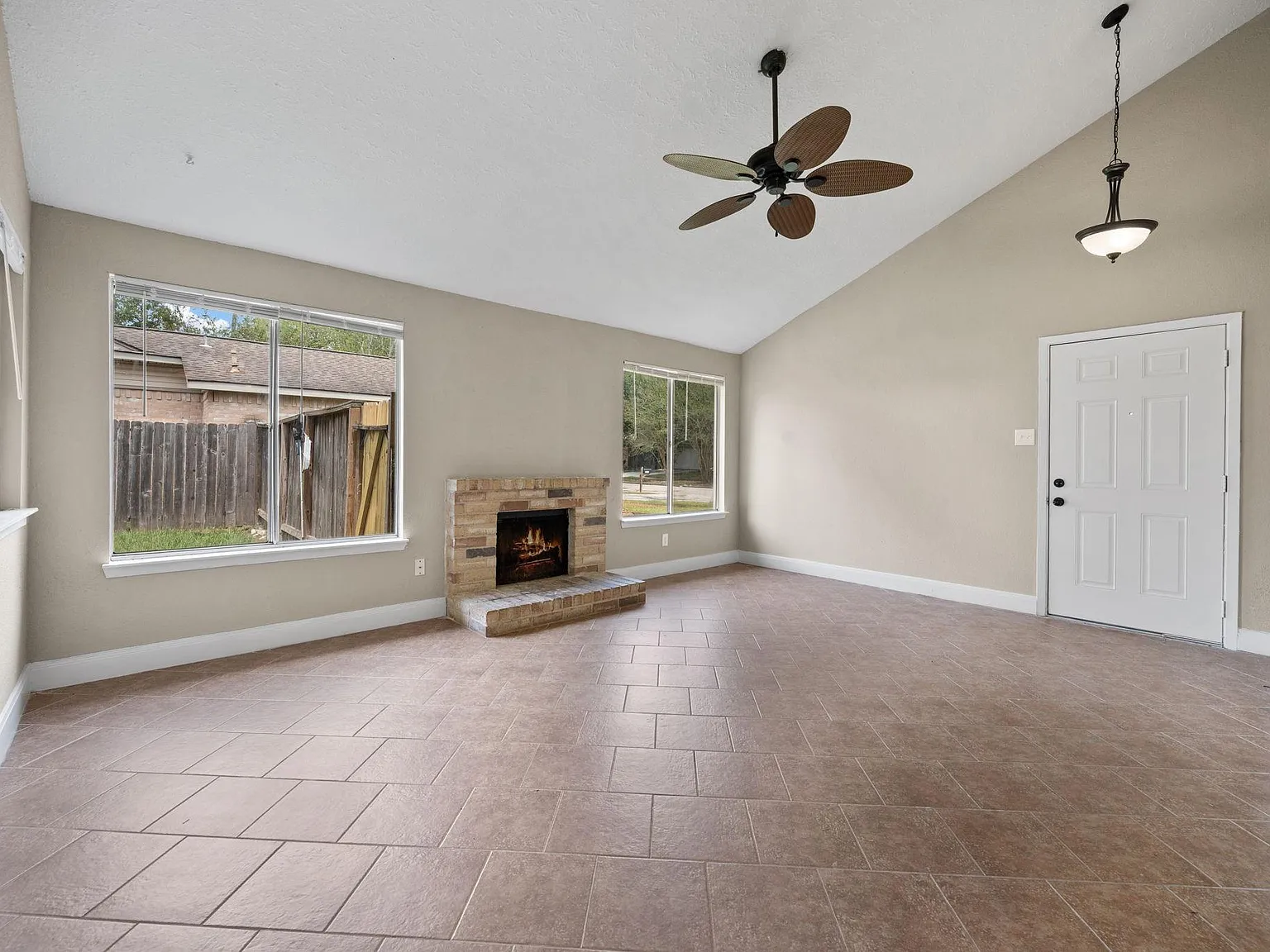 3 bed, 2.0 bath, 1075 sqft, $1,600 — Photo 4