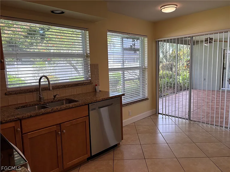 5652 Eichen Cir E — Photo 18