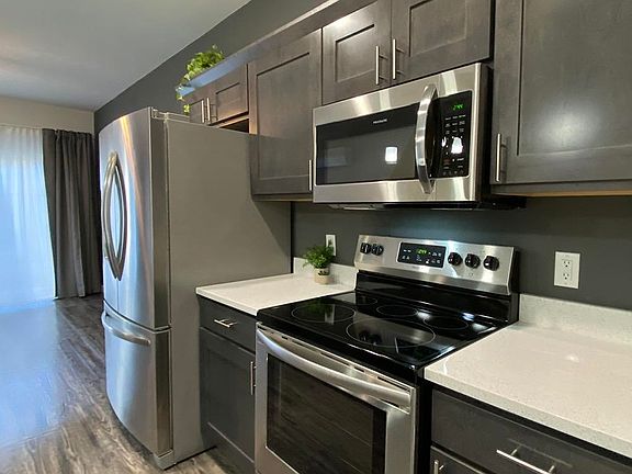 5th image of 1601 N Windsor Ave #108