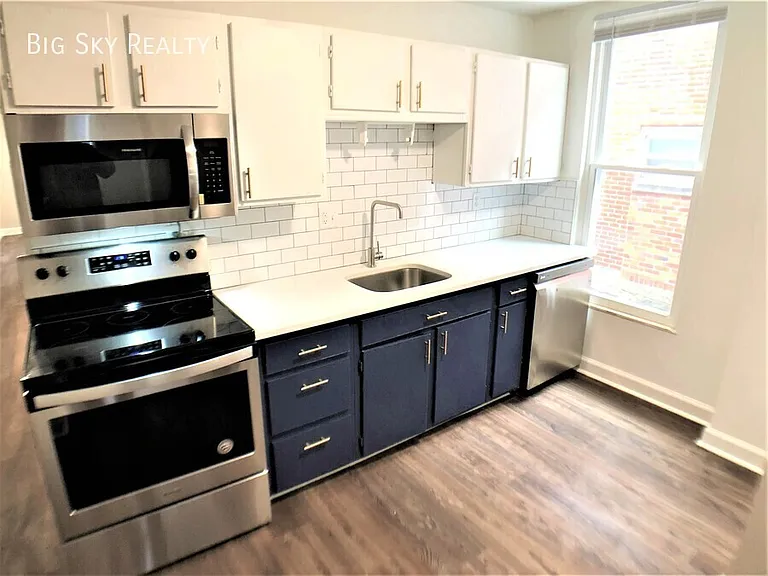 881 Oak St — Photo 1