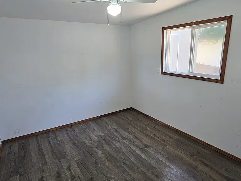 637 SE Commerce St — Photo 2