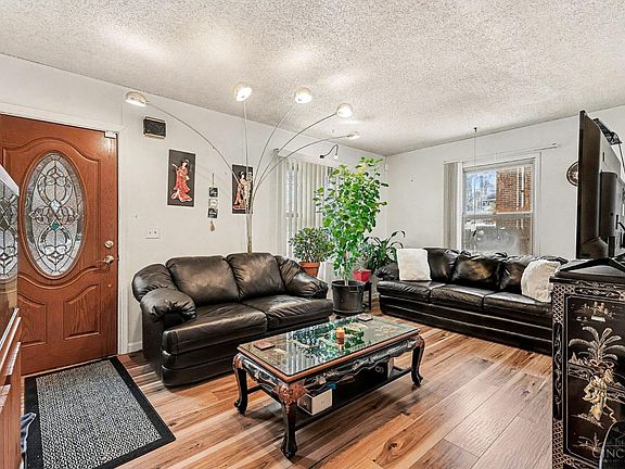 4th image of 932 Lexington Ave