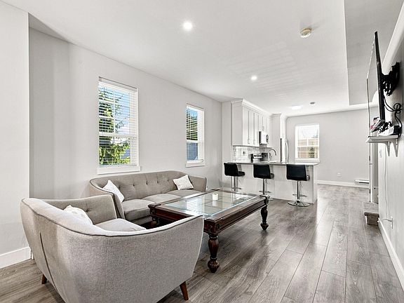 4th image of 2530 Janzen St #19