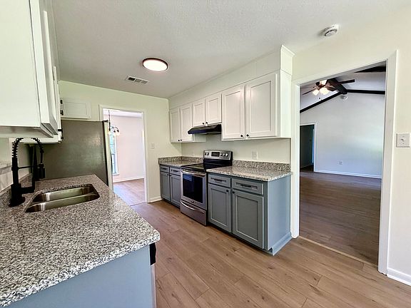 5th image of 717 Berkshire Dr