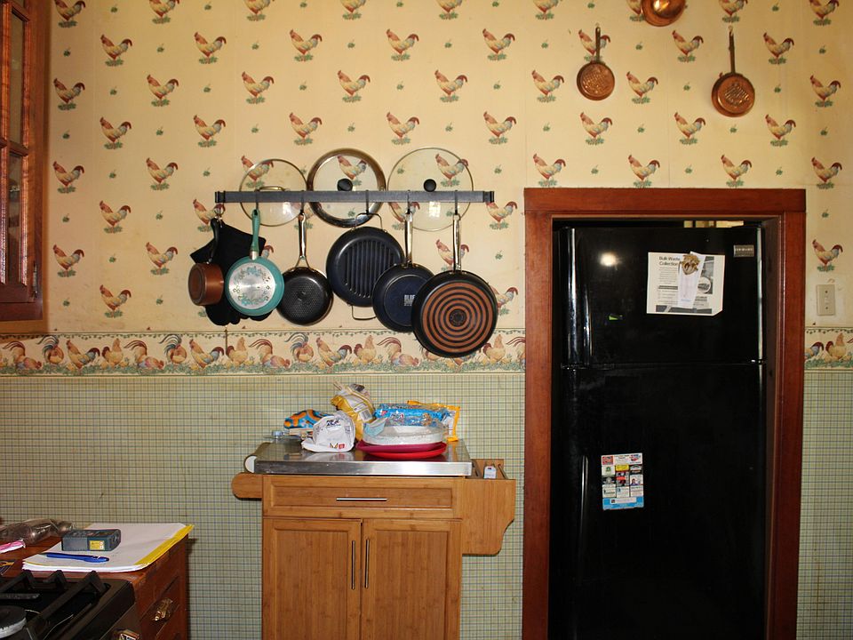 16th image of 304 S Maple St