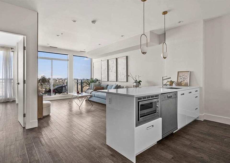 1st image of 2505 NE 17th Ave SW #806