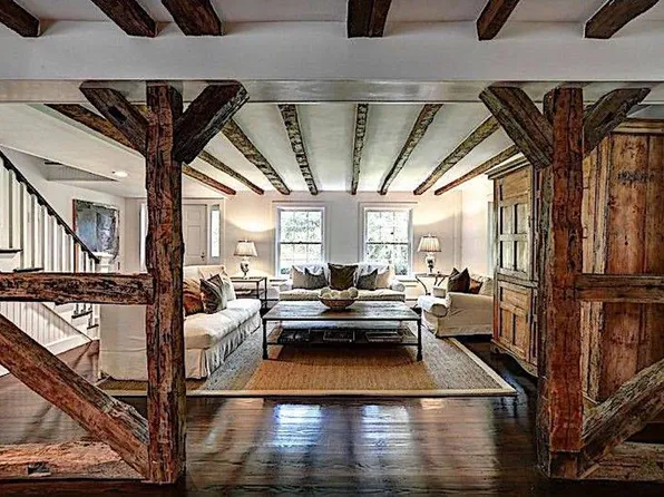 https://photos.zillowstatic.com/fp/0cd8ee5f425ccd7fe9f5753bbad95482-p_e.webp