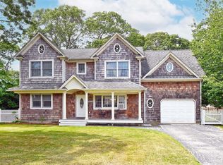104 Holiday Blvd, Center Moriches, NY 11934