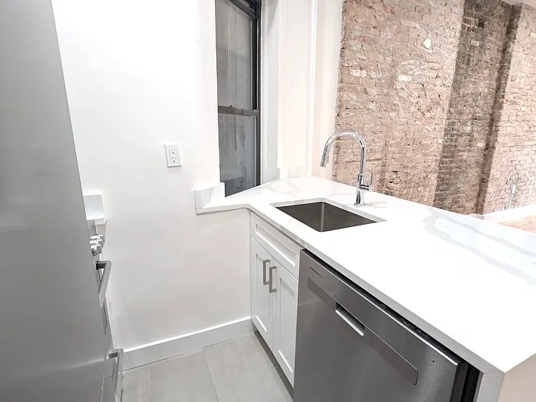 410 E 75th St #2C — Photo 3