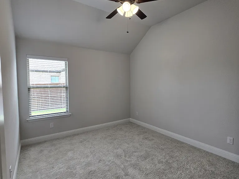 552 Firethorn Dr — Photo 11