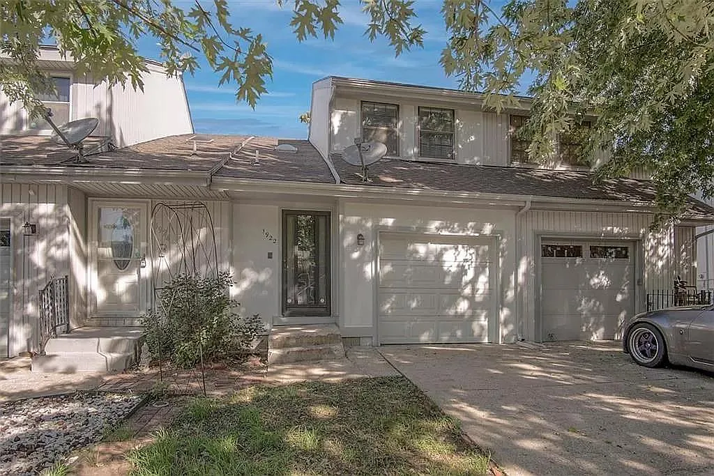 2 bed, 1.5 bath, 1121 sqft, $1,600 — Photo 1