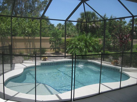 pool w water feature,privacy!