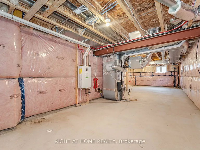 908 Sumac Cres — Photo 43
