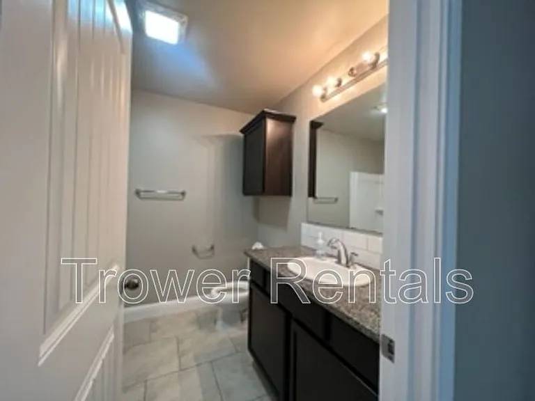 810 E 92nd St — Photo 10