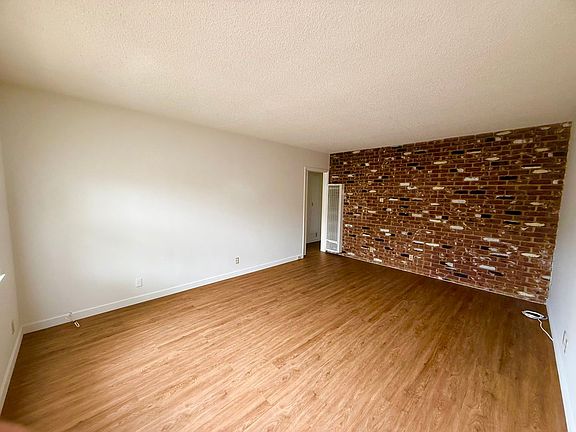 3rd image of 2413-2415 W Carson St