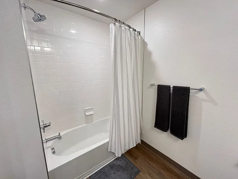 4045 Broadway — Photo 24