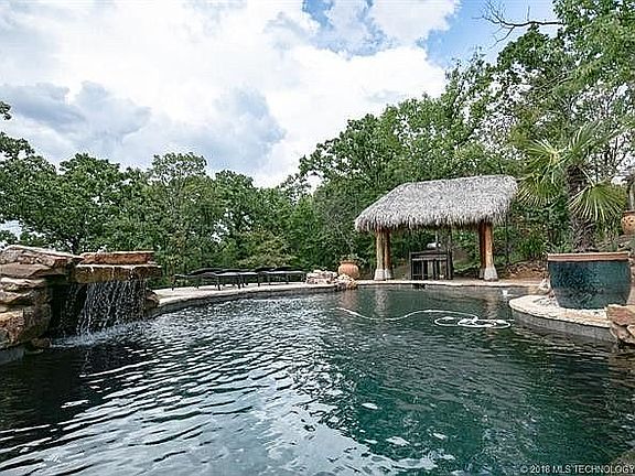 Saltwater Pool w/Tiki Huts