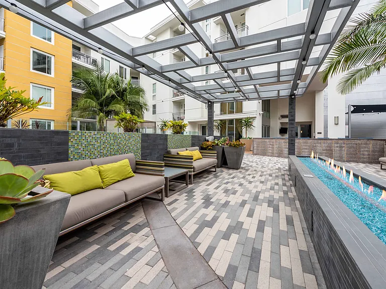 Desmond at Wilshire — Photo 15