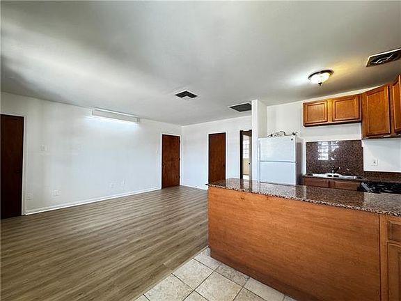 4th image of 536 Oaklawn Dr