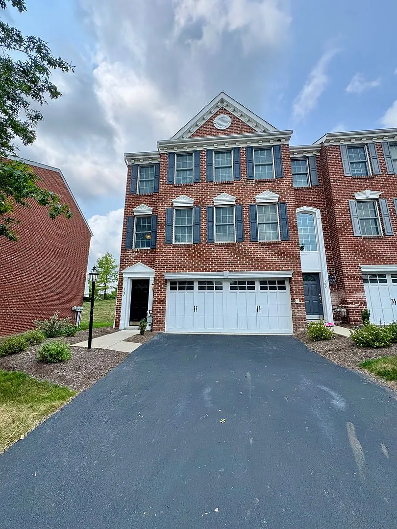 Move-In Ready Wexford Home Featuring Modern Updates and an Attached Two-Car — Photo 1
