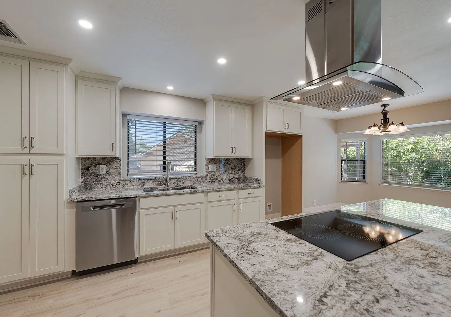 Bright and Stylish 4BD/2BA Home with 3 Car Garage in Prime Folsom Location! — Photo 2