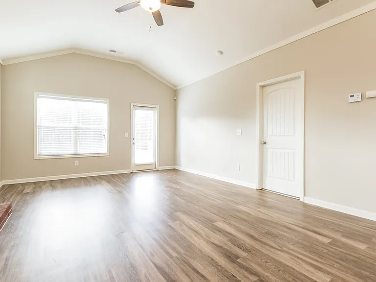 28 Rosen St — Photo 4