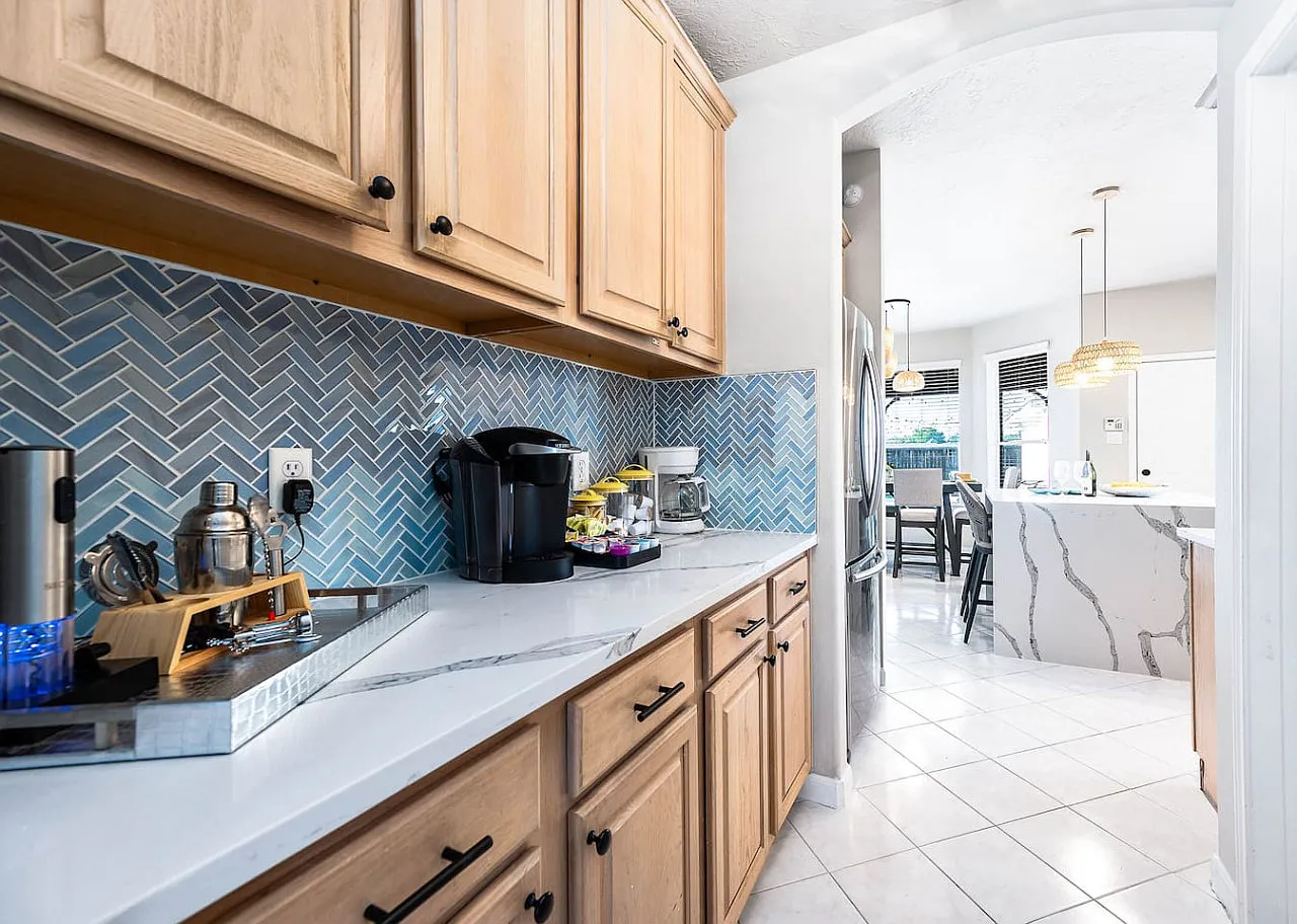 11 bed, 2.5 bath, 2722 sqft, $4,500 — Photo 4