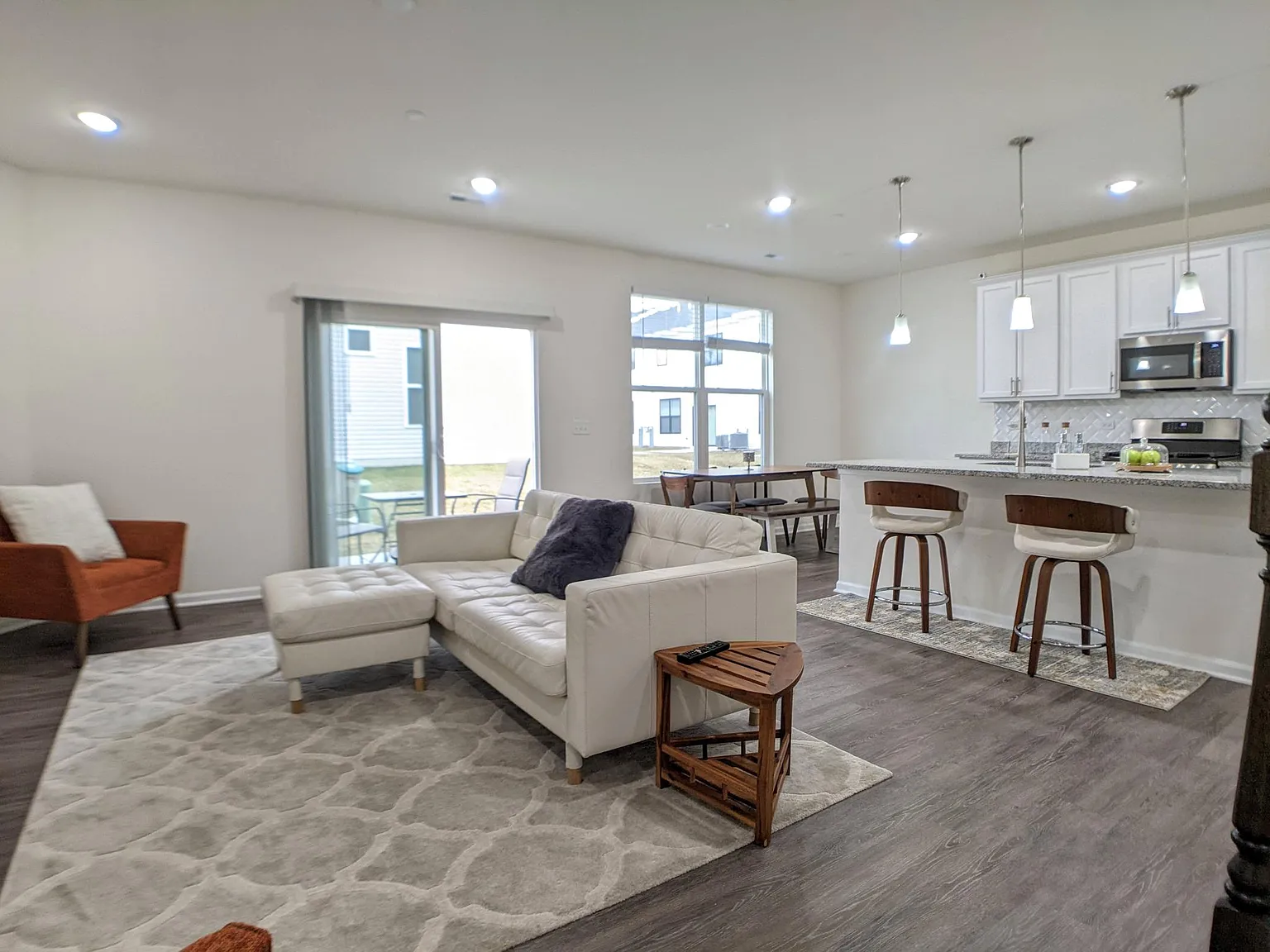 3 bed, 2.5 bath, 1923 sqft, $3,300 — Photo 3