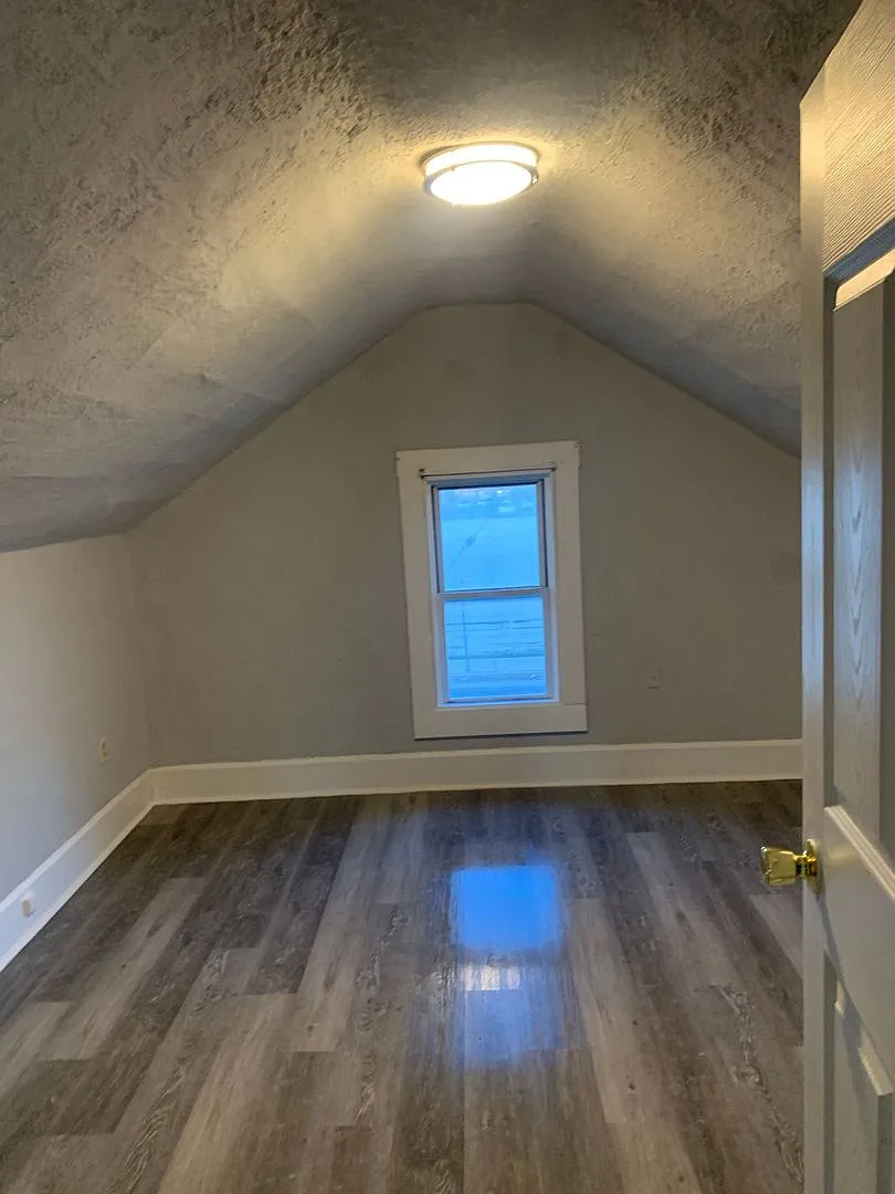 4 Bedroom Single Family — Photo 2