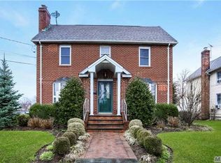 79 Prospect Ave, Hewlett, NY 11563