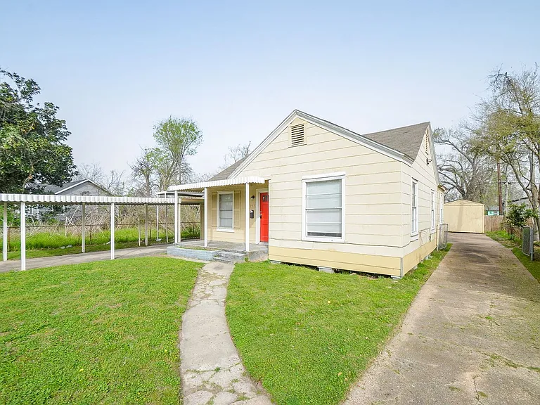 217 Owens St — Photo 2