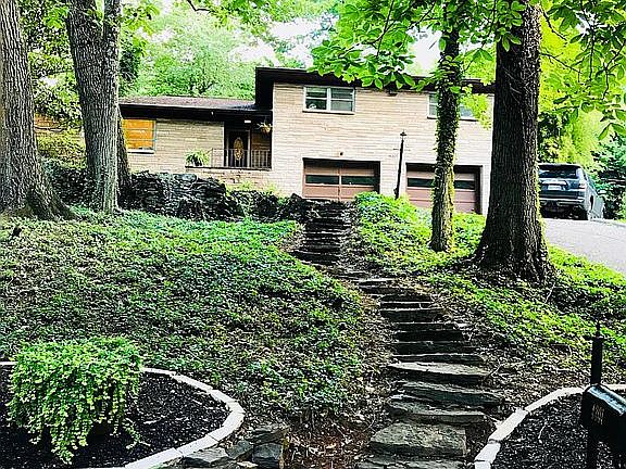 4301 Hiawatha Dr.