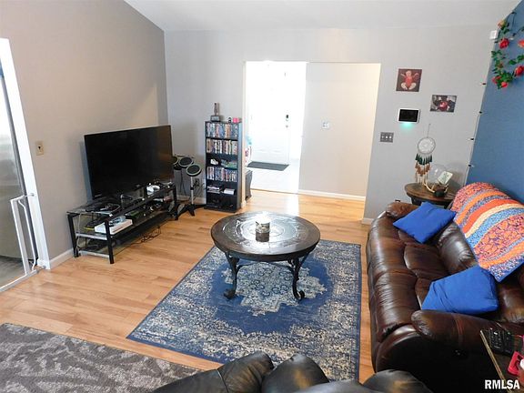 5th image of 310 E Corrington Ave