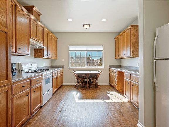 3rd image of 404 Walton Dr