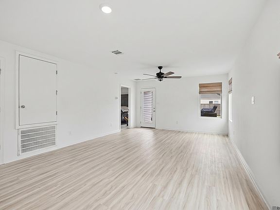 3rd image of 12823 Catalpa Ave