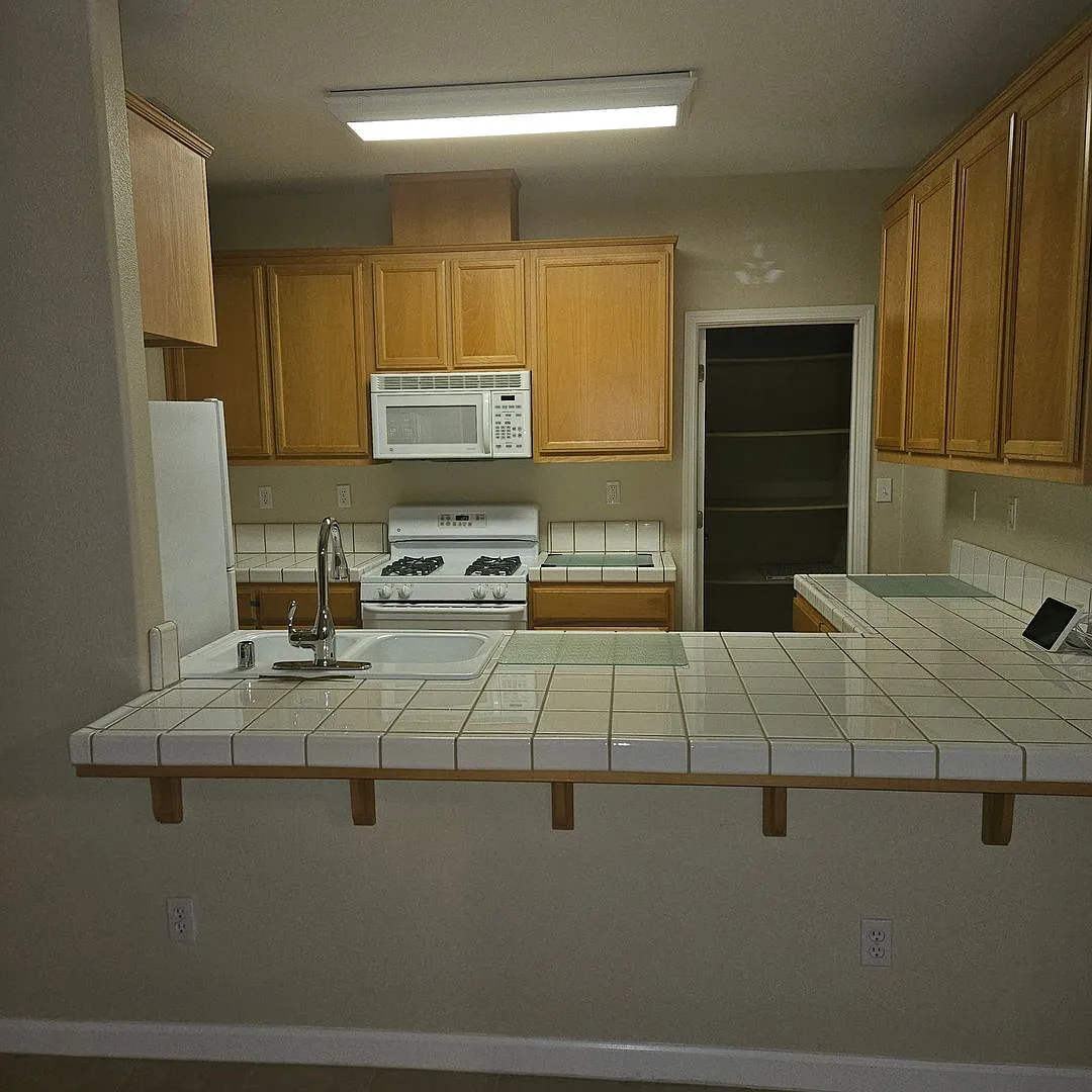 Charming 3 bedroom Duplex Close to Doctors Hospital — Photo 3
