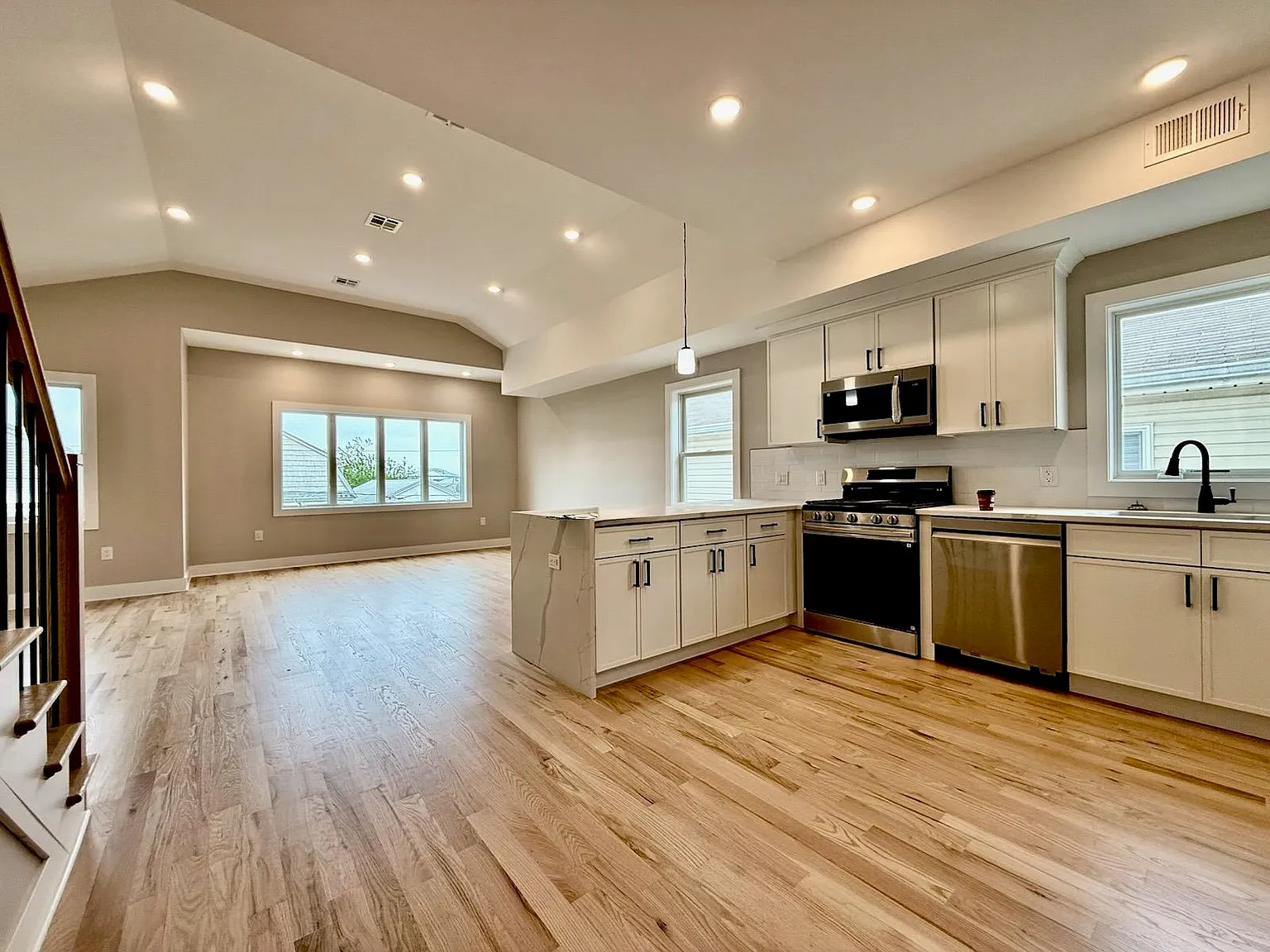 3 bed, 2.0 bath, 1250 sqft, $3,599 — Photo 4