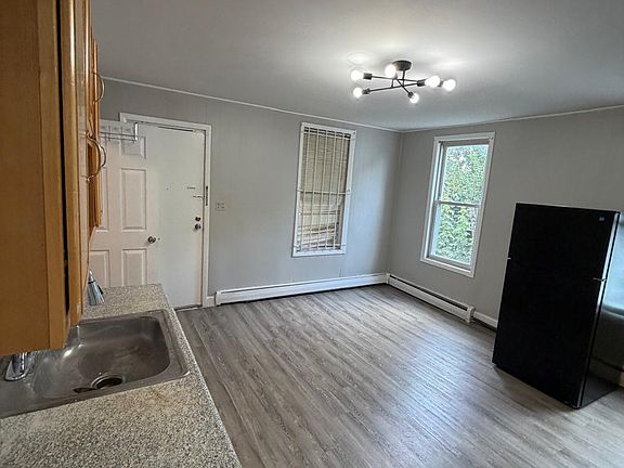3rd image of 647 Montgomery St APT 3