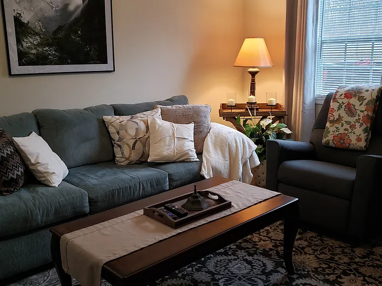 102 Jamestown Ct — Photo 2