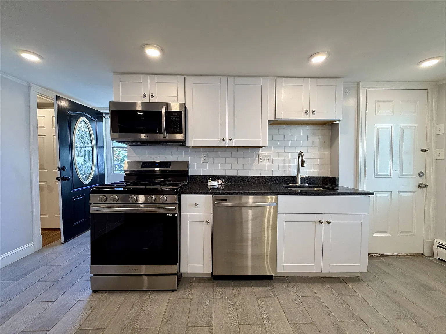 2 bed, 800 sqft, $3,200 — Photo 1