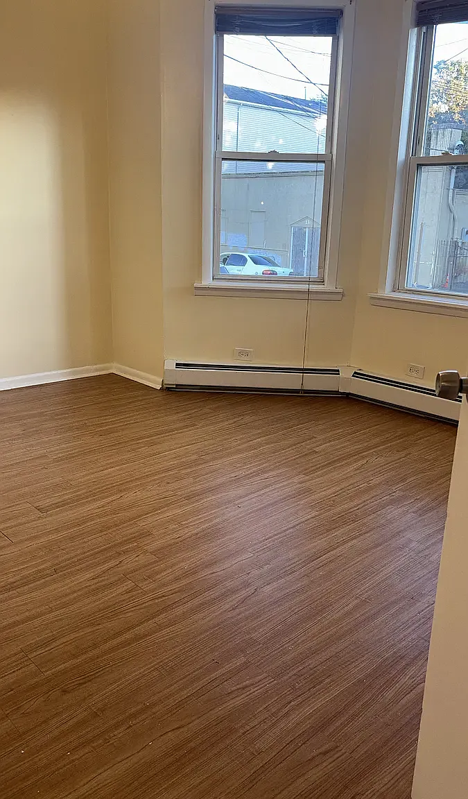 3 bed, 1000 sqft, $2,500 — Photo 4
