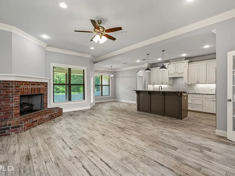 302 Oscar Cir — Photo 15