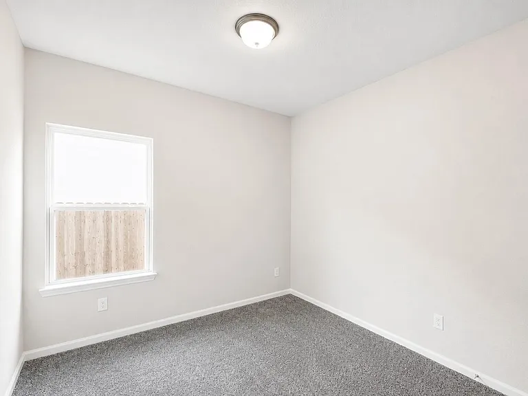 1913 N Riverside Cir — Photo 12
