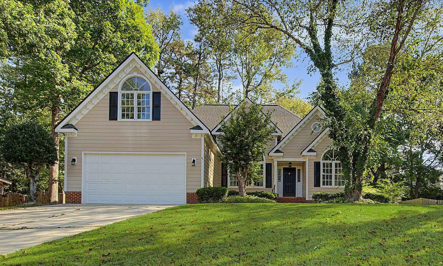 3 bed, 2.0 bath, 1841 sqft, $2,295 — Photo 1