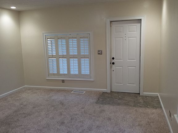 LIVINGROOM FRONT ENTRANCE