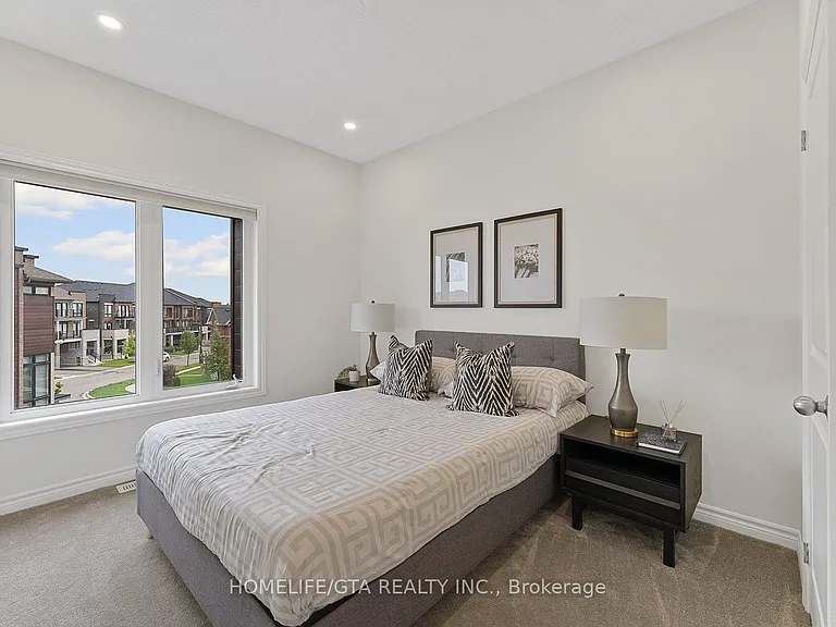 7 Holyrood Cres — Photo 40