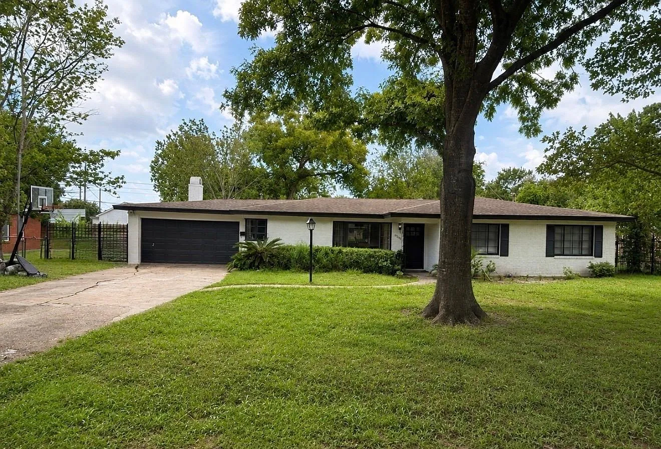 3 bed, 2.0 bath, 2156 sqft, $3,595 — Photo 2